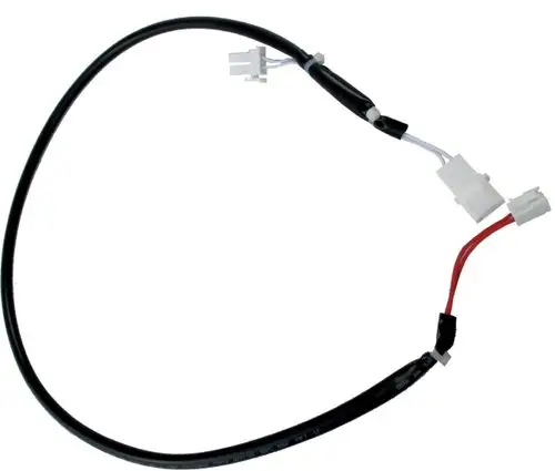Schwarz ummanteltes Kabel mit mehreren Anschlüssen, passend für elektrische Geräte von Wolf. Die Kabelenden sind in weiß und rot ausgeführt.